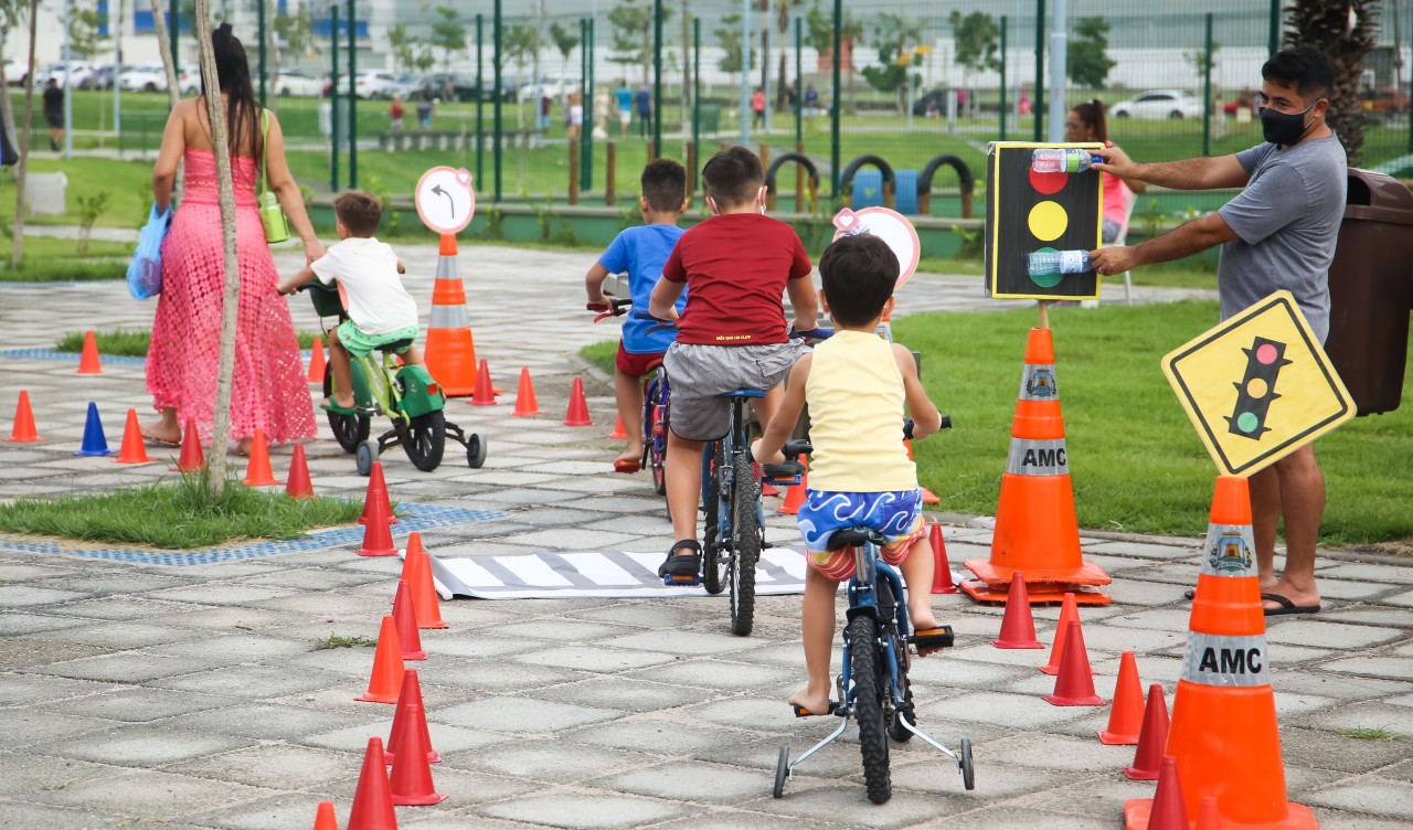 crianças andando de bicicleta